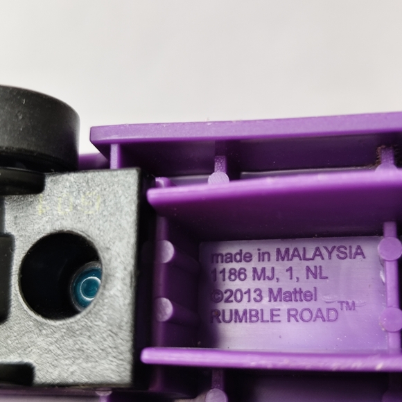 Hot Wheels 2013 Purple Rumble Road Truck Cab #68 and Trailer - Picture 7 of 13